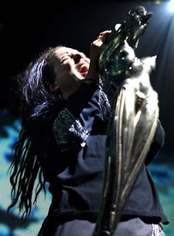 Korn - A Korn énekese egyedül turnézik