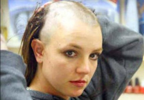Britney Spears - Kopaszra vágatta a haját Britney Spears