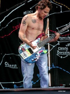 Red Hot Chili Peppers - Hajléktalan lett a Red Hot Chili gitárosa