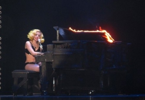 Lady GaGa - Lady Gaga elsírta magát a koncerten