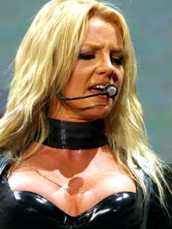 Britney Spears - Britney lemondta nyári turnéját