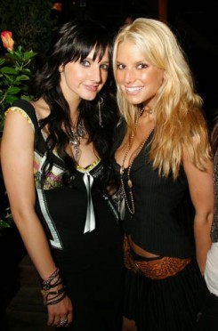 Ashlee Simpson - Ashlee Simpson ágyba vitte Ryan Philippe-t